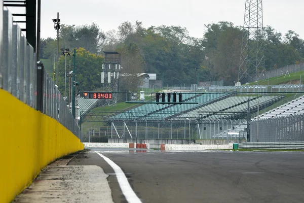 Blick von der Pole Position auf der Rennstrecke. — Stockfoto