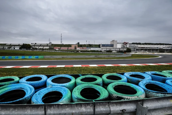 Vue depuis la pole position sur un circuit. Roue close up — Photo