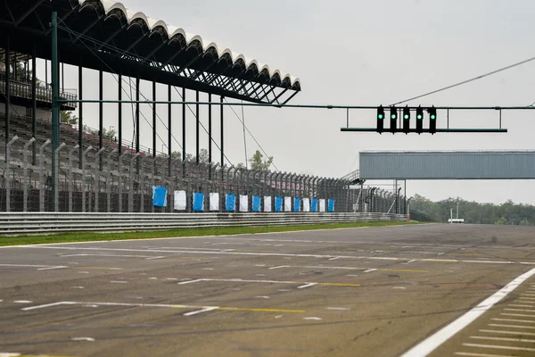 Vue depuis la pole position sur un circuit . — Photo