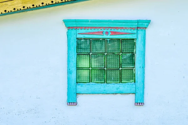 Pequeña casa vieja con ventana —  Fotos de Stock