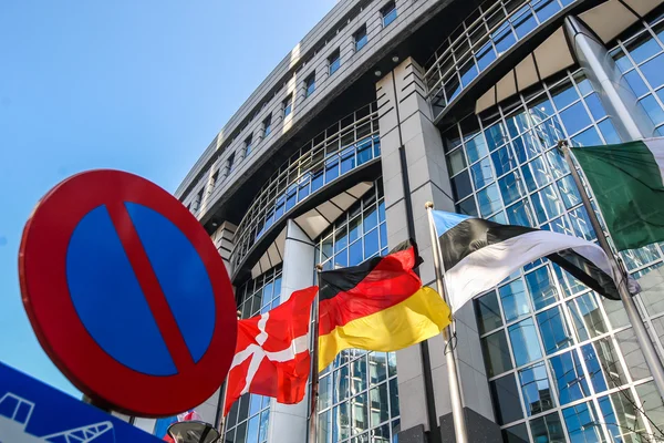 Vlaggen EUROPEESPARLEMENT fenikshal afzien. Brussel, België — Stockfoto