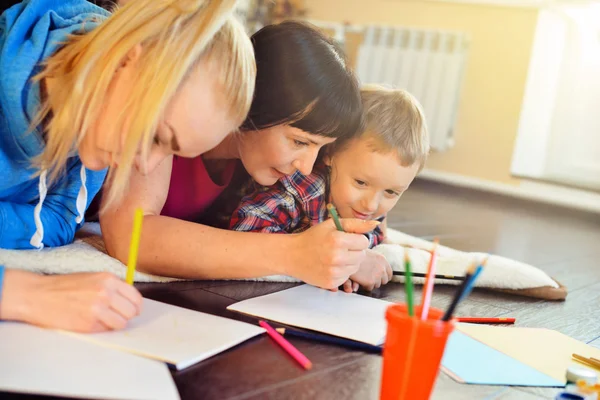 Personnes avec des enfants peignant à la maison — Photo