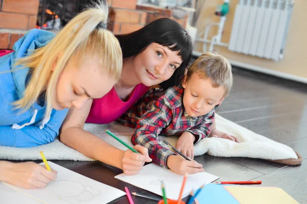 Pessoas com pintura infantil em casa — Fotografia de Stock