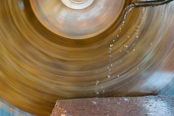Afilado y corte de hierro, máquina de disco abrasivo — Foto de Stock