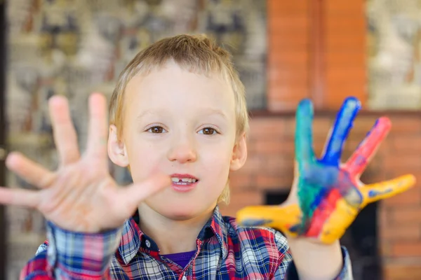 Bambino felice con la pittura delle dita — Foto Stock