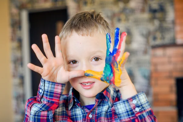 Criança feliz com pintura de dedos — Fotografia de Stock
