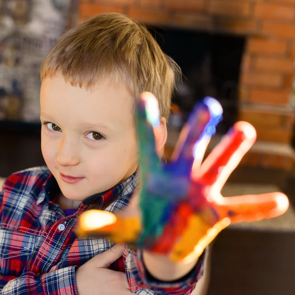 Niño feliz con los dedos pintar —  Fotos de Stock