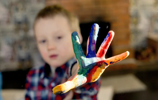 Bambino felice con la pittura delle dita — Foto Stock