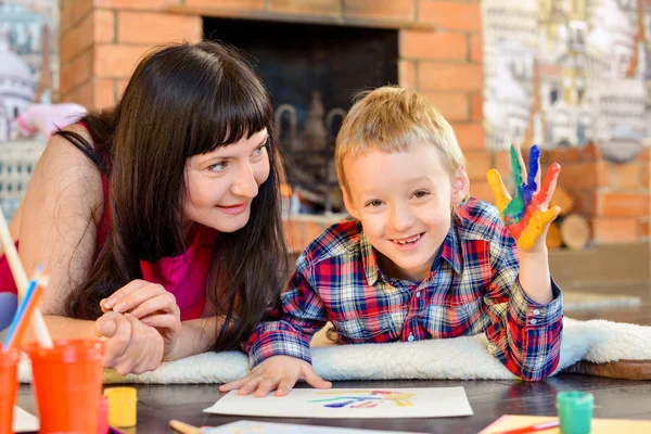 Madre con suo figlio che dipinge a casa — Foto Stock