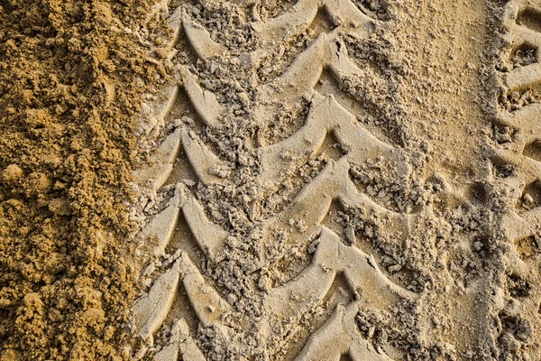 Tracce di camion su una strada — Foto Stock