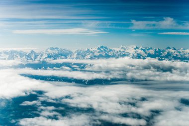 Kış manzara mavi bulutlu gökyüzü altında kar ile dağların