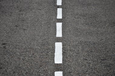 Beyaz çizgili yeni asfalt dokusu