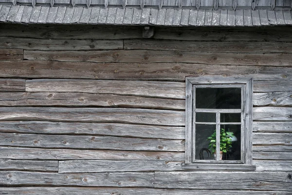 Starý dřevěný dům ve vesnici — Stock fotografie