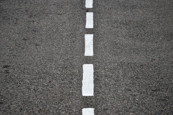 Beyaz çizgili yeni asfalt dokusu — Stok fotoğraf