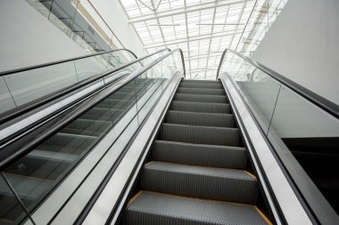 Alışveriş merkezinde yürüyen merdiven.