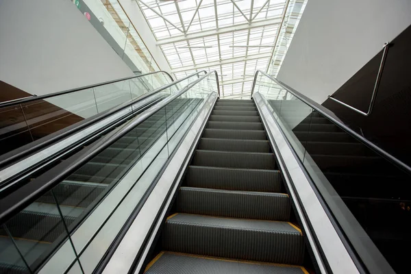 Eskalátor v nákupním centru — Stock fotografie