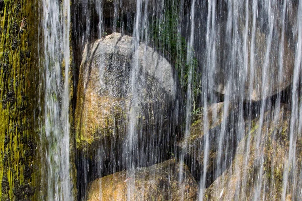 City-Wasserfall im Park — Stockfoto