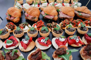 Etkinlikte ikram sandviçleri.