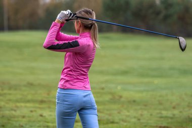 Oyuncu golf oynayan trenler