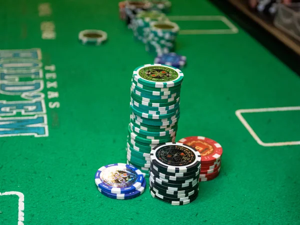 Pokerspiel, der Spieler zählt Chips — Stockfoto