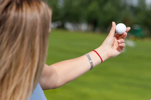 Bola de golfe na mão golfistas — Fotografia de Stock