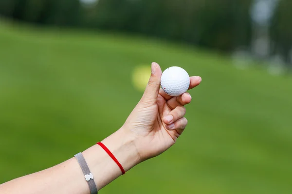 Golfbal in golfers hand — Stockfoto
