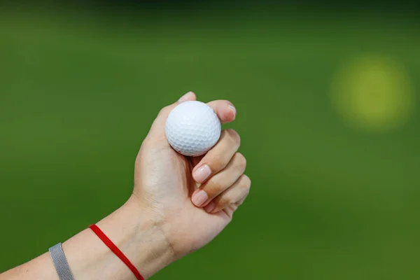 골프 공에 손을 얹은 골프 공 — 스톡 사진