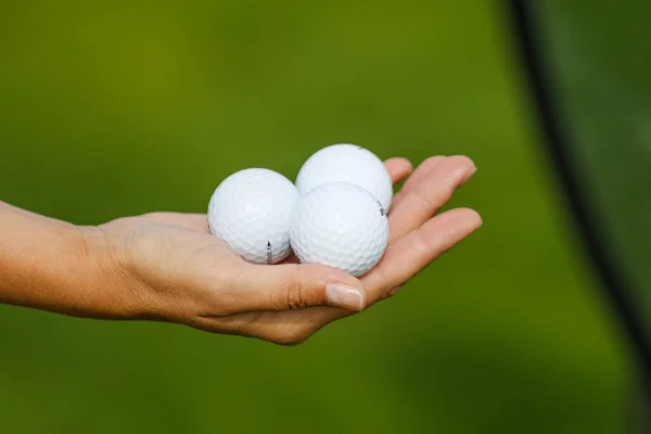 Bola de golfe na mão golfistas — Fotografia de Stock