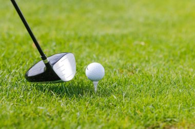 Golf topu golfçülerin elinde.