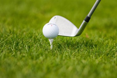 Golf topu golfçülerin elinde.