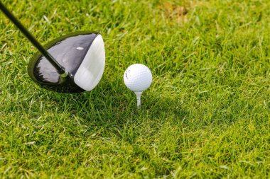 Golf topu golfçülerin elinde.