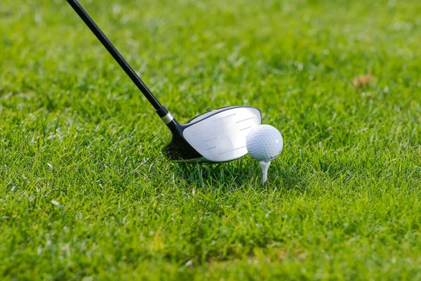 Golf labda a golfozók kezében — Stock Fotó