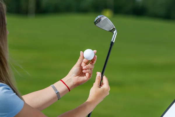 Golfbal in golfers hand — Stockfoto