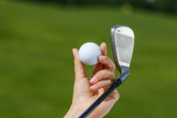 Pelota de golf en mano de golfistas — Foto de Stock