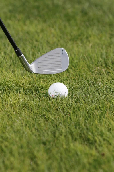 Golfboll i golfare hand — Stockfoto