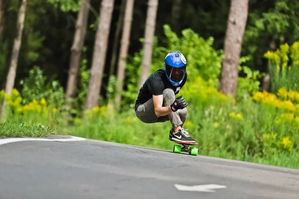 MINSK, BELARUS - 10 AGO 2019: Concursos de longboard en pista, Bielorrusia, 10 AGO 2019 —  Fotos de Stock