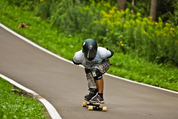 MINSK, BELARUS - 10 AGO 2019: Concursos de longboard en pista, Bielorrusia, 10 AGO 2019 —  Fotos de Stock