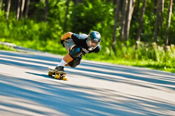 MINSK, BELARUS - 10 AGO 2019: Concursos de longboard en pista, Bielorrusia, 10 AGO 2019 —  Fotos de Stock