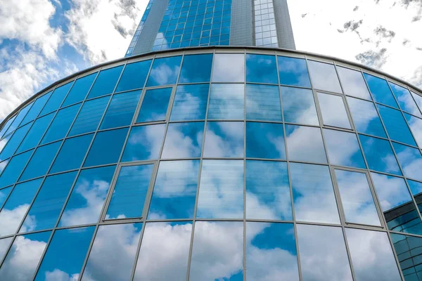 Glasfassade des Gebäudes und Reflexion des Himmels — Stockfoto