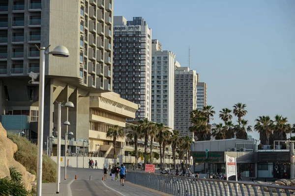 Israel. Tel Aviv. 17 ABRIL 2015. Vista de las calles de la ciudad y la vida urbana. — Foto de Stock