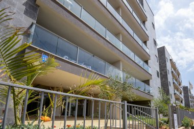 İsrail. Tel Aviv 'de. 15 Nisan 2015 'te. Apartman turu. Pahalı konutlar.