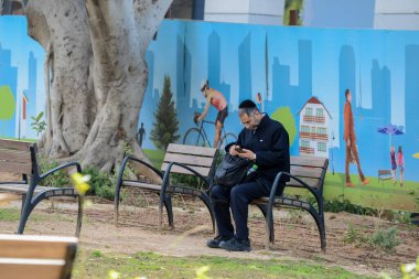 İsrail. Tel Aviv 'de. 15 Nisan 2015 'te. Turistler için işaret