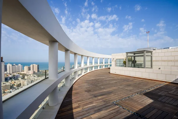 İsrail. Tel Aviv 'de. 15 Nisan 2015 'te. Pahalı konutlar. Milyonerlerin bölgesi. Gökdelenler. Enfes ve güzel alanlar ve balkonlar. Sauna, havuz ve spor salonu. — Stok fotoğraf