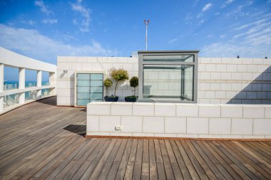 İsrail. Tel Aviv 'de. 15 Nisan 2015 'te. Pahalı konutlar. Milyonerlerin bölgesi. Bir gökdelenin çatısından bak. Teras, balkon ya da loggianın açık ya da yarı açık alanı.