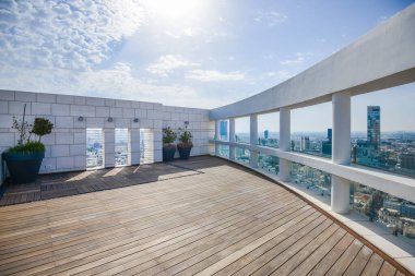İsrail. Tel Aviv 'de. 15 Nisan 2015 'te. Pahalı konutlar. Milyonerlerin bölgesi. Bir gökdelenin çatısından bak. Teras, balkon ya da loggianın açık ya da yarı açık alanı.