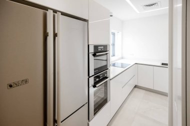 İsrail. Tel Aviv 'de. 15 Nisan 2015 'te. Pahalı konutlar. Milyonerlerin bölgesi. Gökdelenler. Fırın mutfakta.