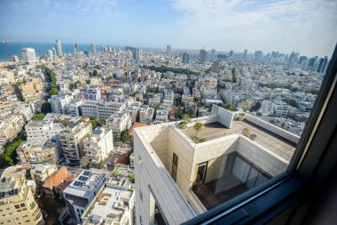 İsrail. Tel Aviv 'de. 15 Nisan 2015 'te. Pahalı konutlar. Milyonerlerin bölgesi. Bir gökdelenin çatısından bak. Teras, balkon ya da loggianın açık ya da yarı açık alanı.
