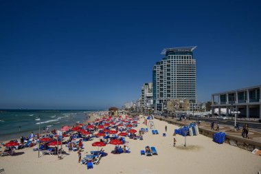 İsrail. Tel Aviv 'de. 18 Nisan 2015. Turistler için plaj hattı. Eğlence ve eğlence..