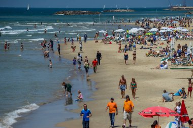 İsrail. Tel Aviv 'de. 18 Nisan 2015. Turistler için plaj hattı. Eğlence ve eğlence..