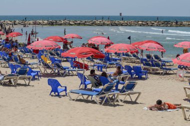 İsrail. Tel Aviv 'de. 18 Nisan 2015. Turistler için plaj hattı. Akdeniz kıyısındaki sahil Tel Aviv yakınlarında.